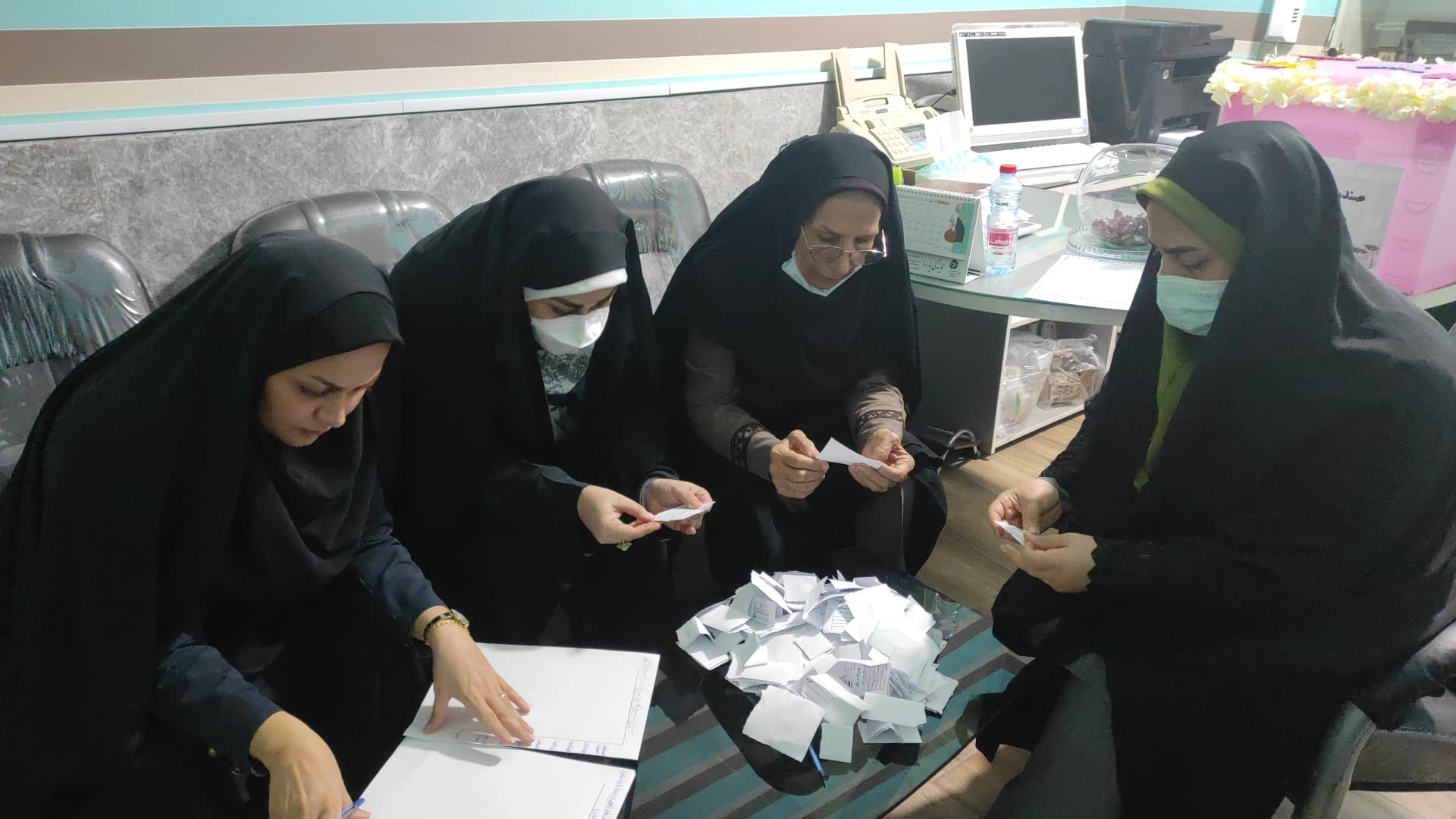 شمارش آرا انجمن اولیا و مربیان با حضور  نائب رئیس انجمن سرکار خانم شایلی رحیمی 