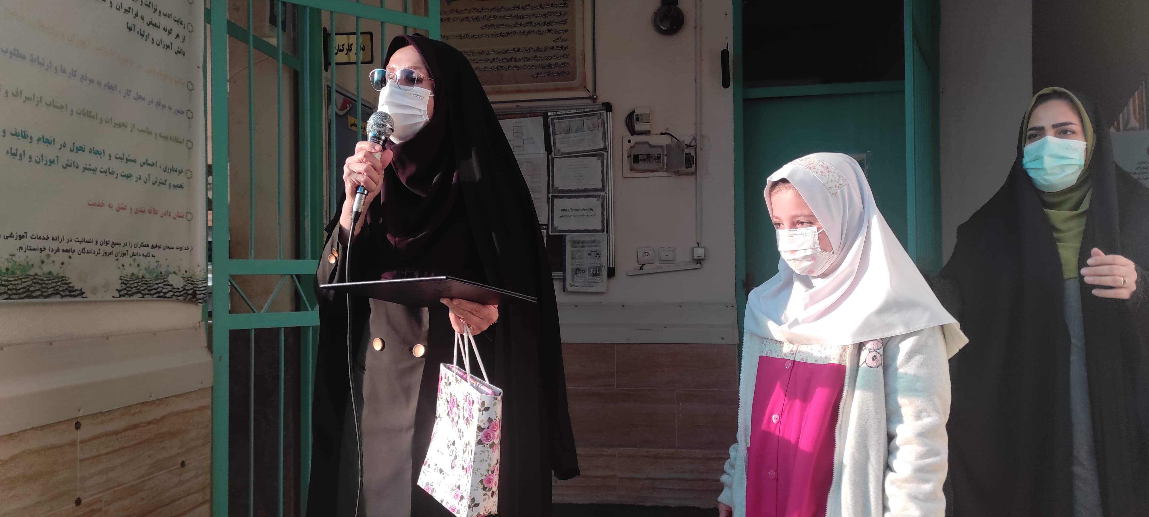 مدال اور نقاشی موضوع مادر    معصومه یاوری 