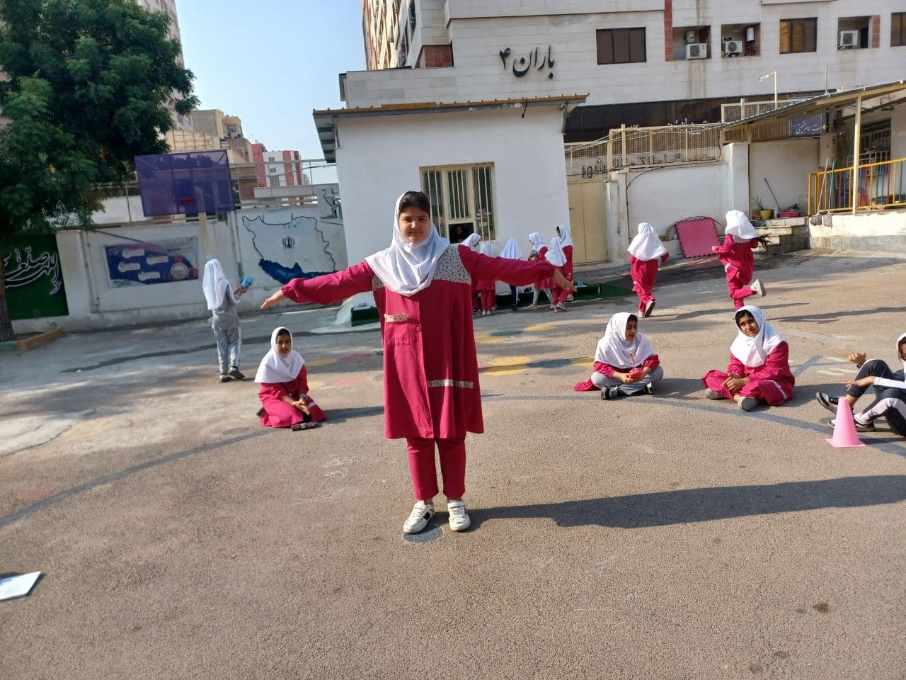 فعالیت زیبا کلاس چهارم شبنم در حیاط مدرسه  آموزش جهت های جغرافیایی