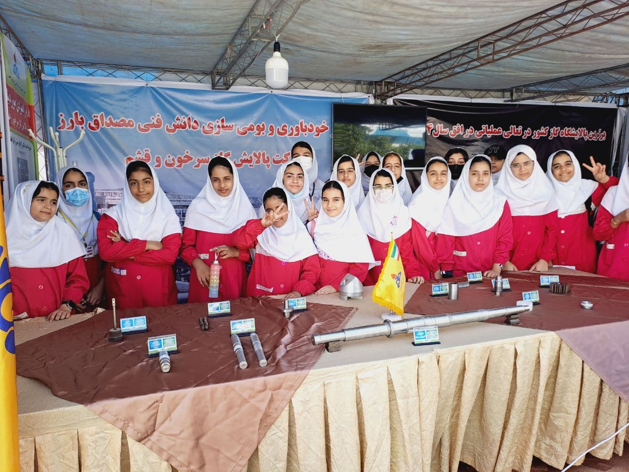 فعالیت کلاس ششم مینا ومریم بازدید از نمایشگاه دستاورد های  پژوهشی  دانشگاه  آزاد 