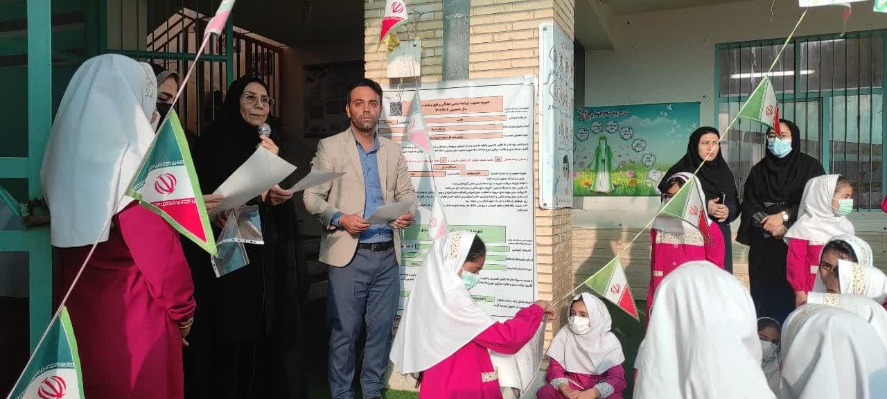 اهدا لوحتقدیر دختران خوش اخلاق فعال و کسب مقام المپیاد 