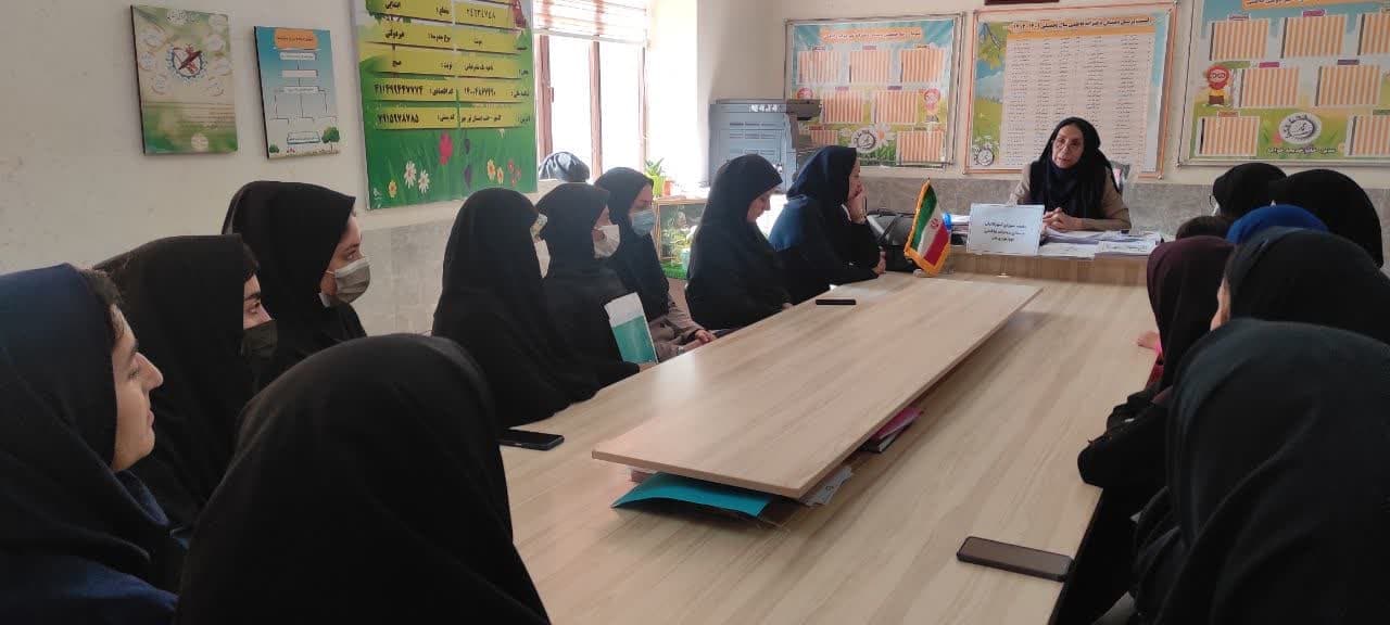 آخرین جلسه مدیریت محترم با همکارا فاطمی و بستن برنامه دوماه اخر سال تحصیلی