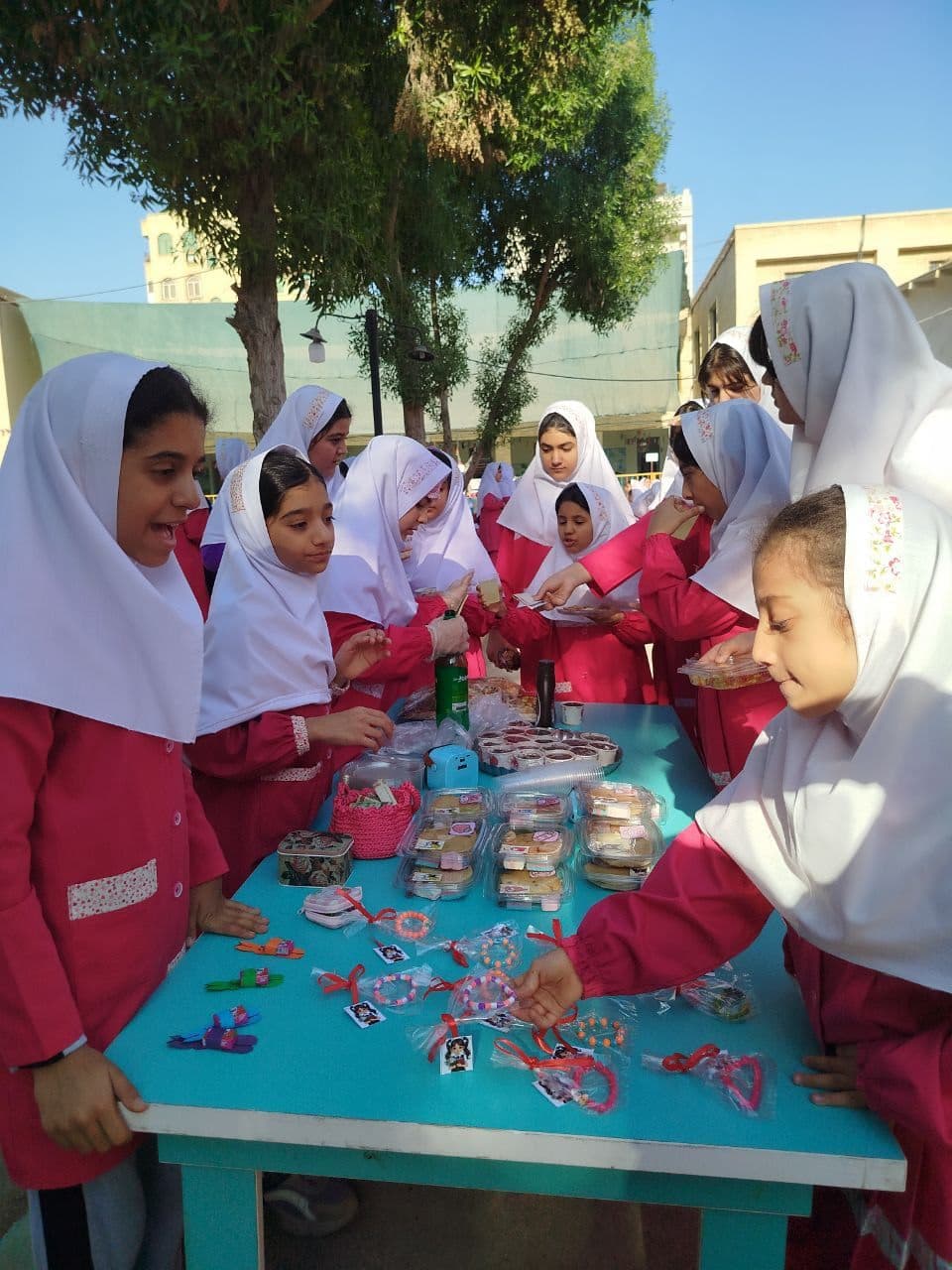 بازارچه خیریه کلاس سومی ها و ششم دبستان دخترانه فاطمی