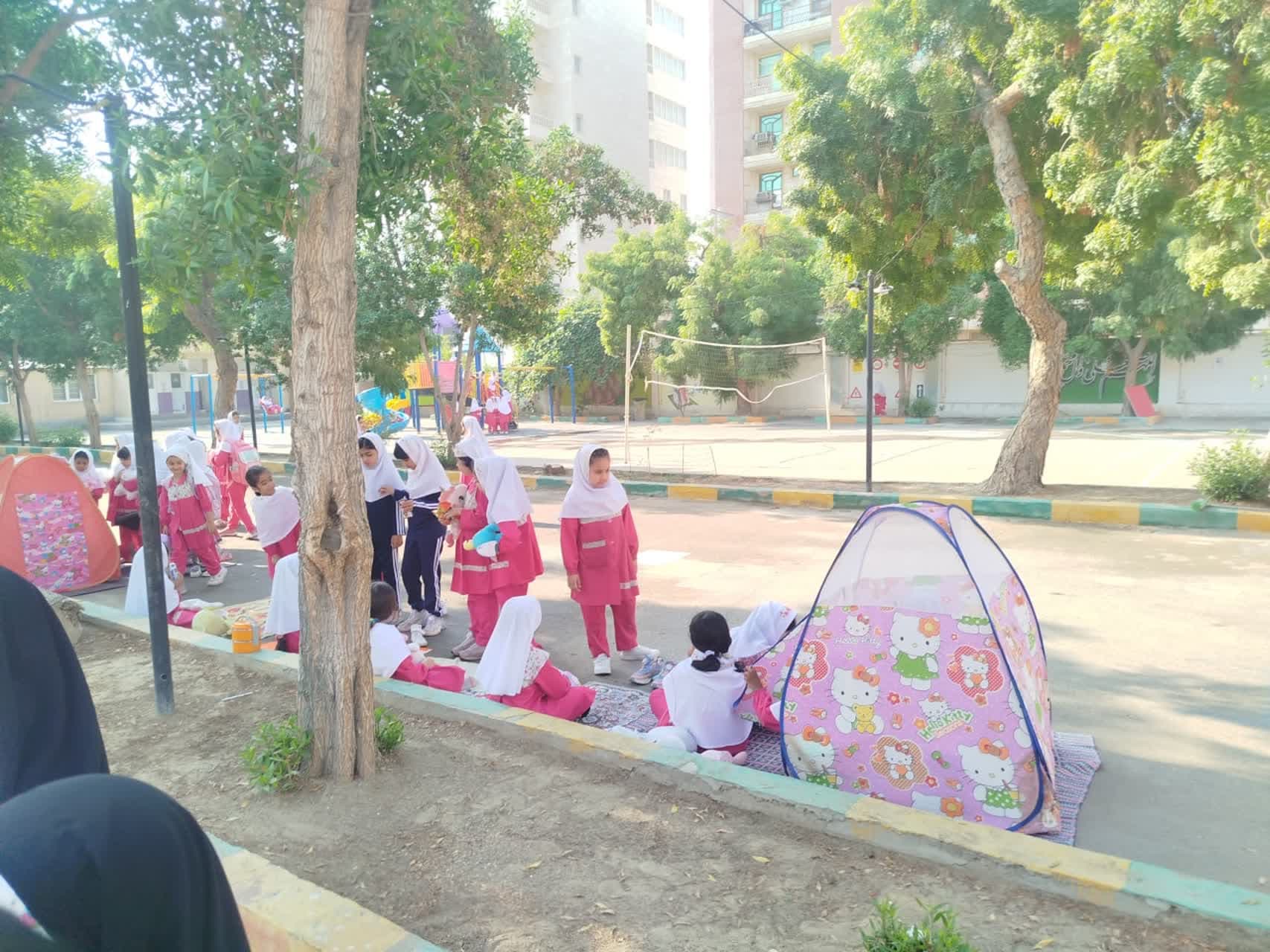 اردو نیم روزی در حیاط دبستان دخترانه فاطمی