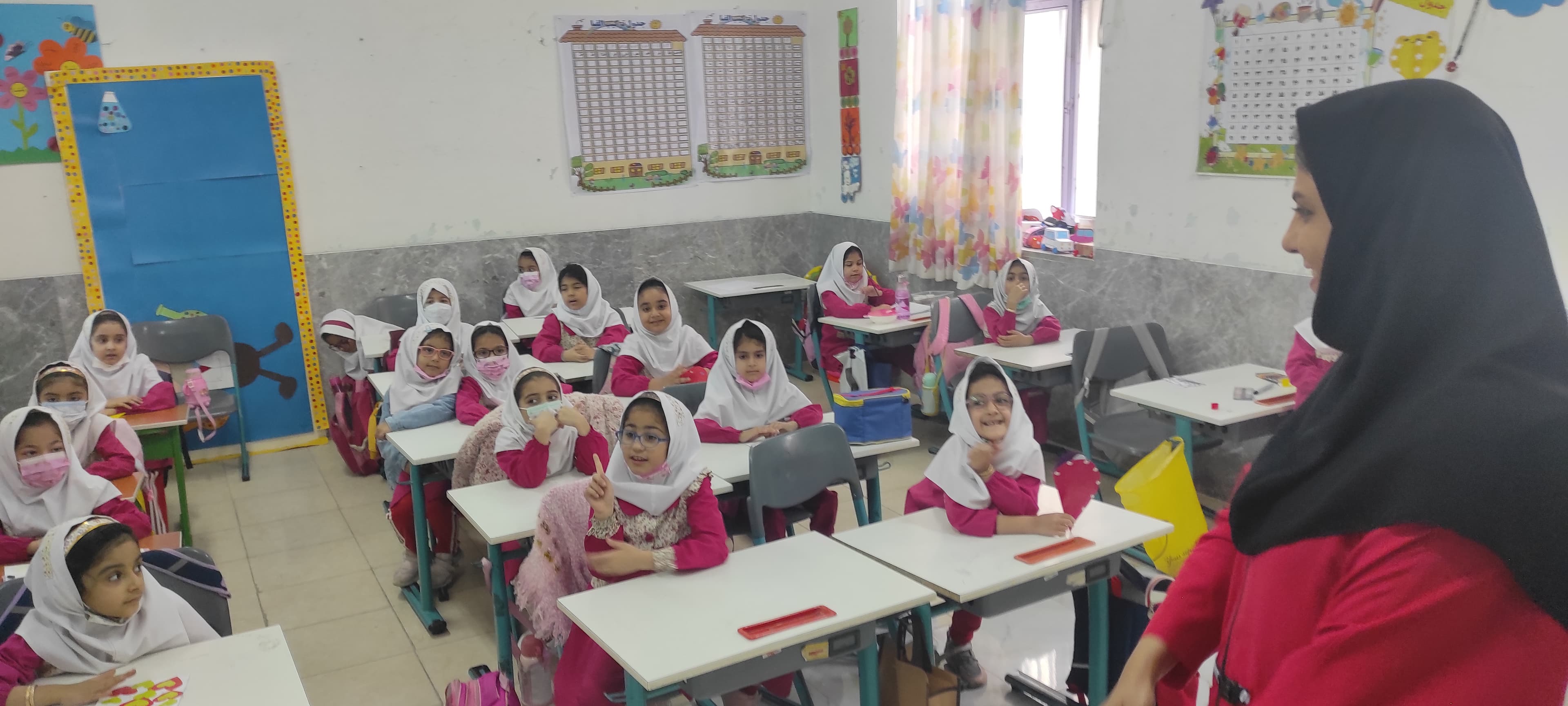 بازدید اعضا انجمن از کلاس درس