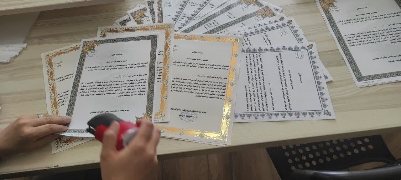 آماده سازی لوح تقدیر با حضور اعضا دفتر