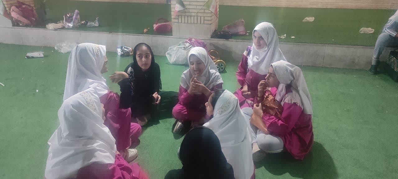 برگزاری شبی در مدرسه دبستان فاطمی به همراه سینما شبانه و برگزاری نماز جماعت