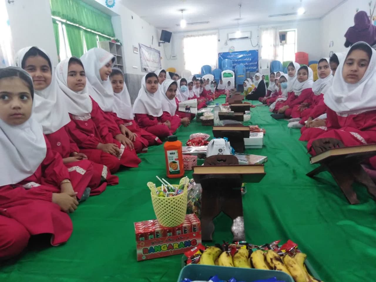 امیرالمؤمنین امام علی علیه السلام فرمودند : حق فرزند بر پدر این است که برای او، نام خوب انتخاب کند، او را با ادب و نیکو تربیت کرده و به او قرآن بیاموزد.