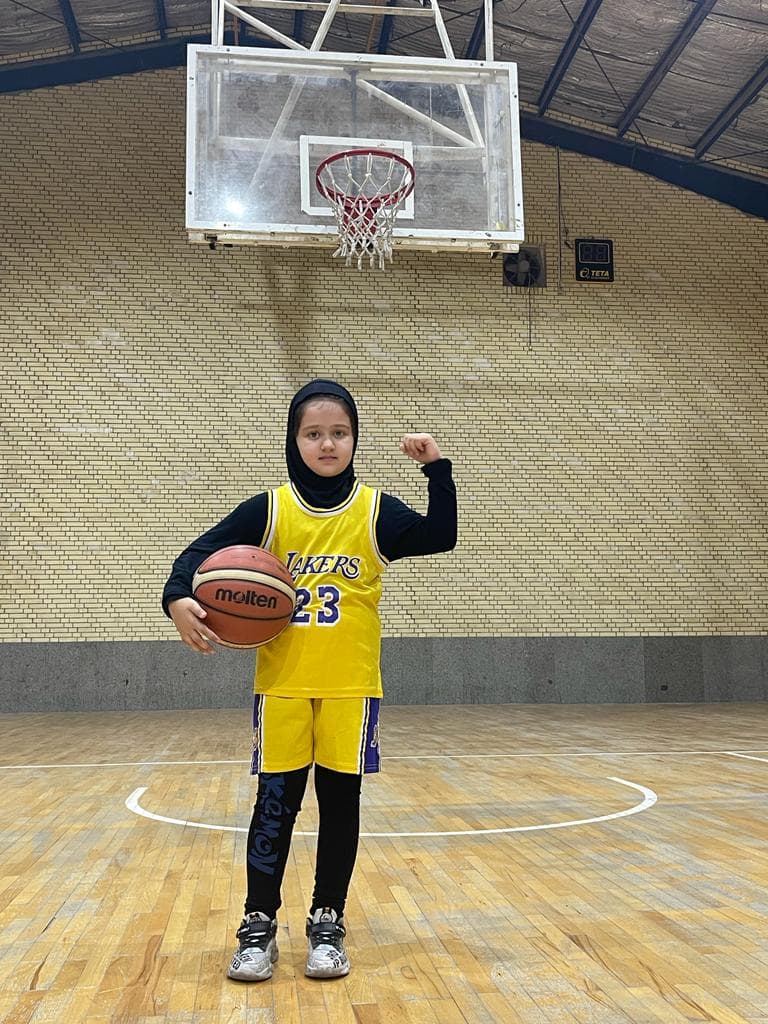 مرسانا قدمیاری (که به اشتباه مهرسانا نوشته شده) نفر اول مسابقات پنالتی بسکتبال زیر 12 سال کلاس اول ریحانه