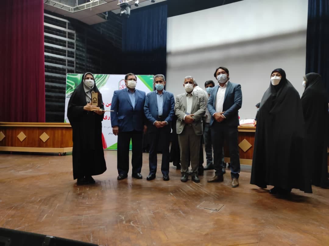 کسب رتبه کشوری انجمن اولیا و مربیان تنها مدرسه غیر دولتی (با حضور رییس انجمن جناب اقای موسویان و منشی انجمن سرکار خانم رحیمی )