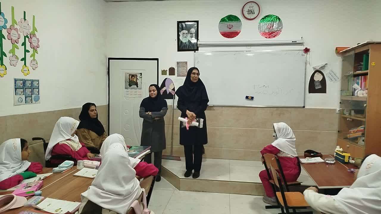 تقدیر از دانش آموز کوشا فاطمی باشرایط خاص شادی جان انشالله در تمامی مراحل زندگیت موفق باشی