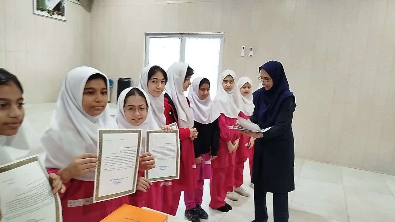 تقدیر از دانش آموزان ممتاز