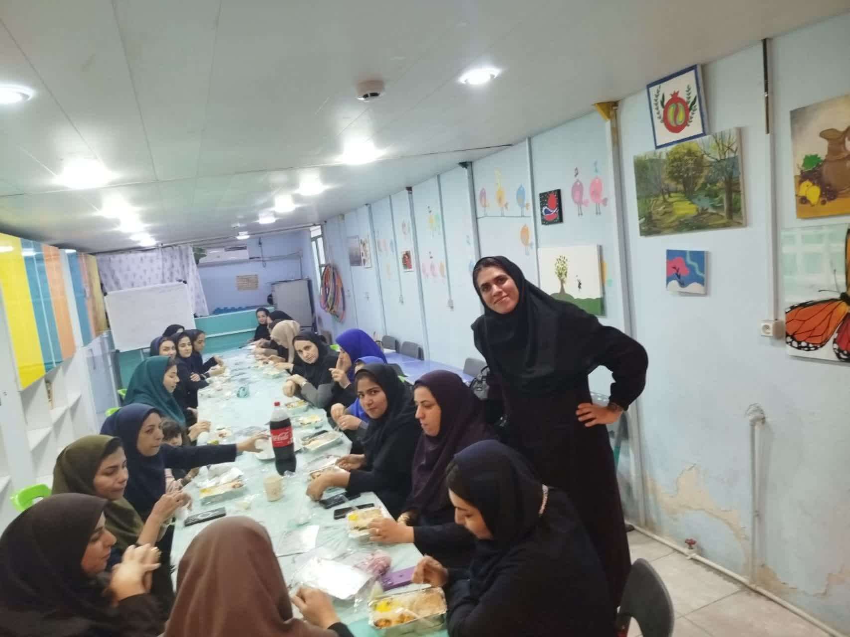 ناهار همکاران فاطمی به مناسبت روز زن